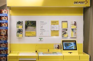 La Poste a annoncé mardi proposer les services de conseils de la Banque Migros dans sept de ses filiales dès octobre. Le géant jaune prévoit en cas de succès d'étendre le concept dans 26 autres filiales du groupe. (KEYSTONE/Christian Beutler)